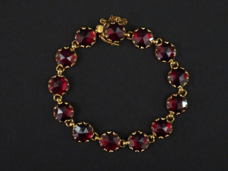 Vente aux enchères Bracelet articulé en or jaune, maillons ronds sertis de grenats. Chain