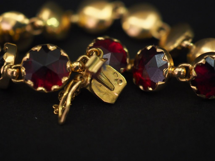 Bracelet articulé en or jaune, maillons ronds sertis de grenats. Chain