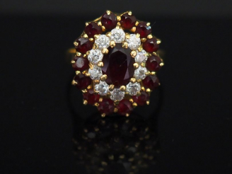 Vente aux enchères 	Bague marguerite en or jaune, sertie en son centre d’un grenat entour