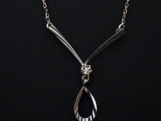 Vente aux enchères Collier en or blanc, à décor d’une pendeloque sertie d’un petit diaman