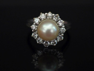 Vente aux enchères Bague marguerite en or blanc, sertie en son centre d’une perle entouré
