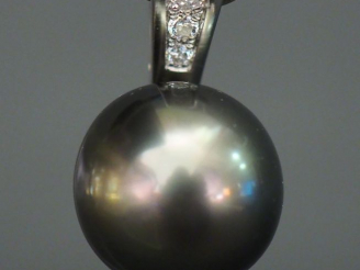 Vente aux enchères Pendentif moderne en or blanc, sertie d’une perle grise de Tahiti, sur
