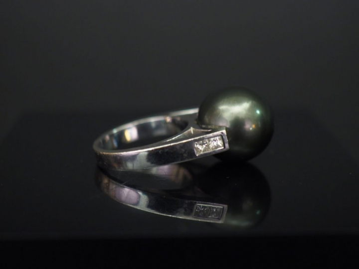 	Bague moderne en or blanc, sertie d’une perle grise de Tahiti.  La mo