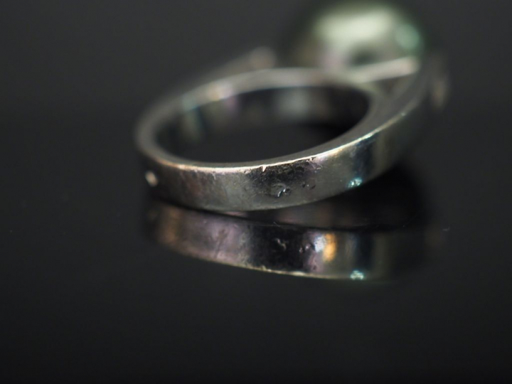 	Bague moderne en or blanc, sertie d’une perle grise de Tahiti.  La mo
