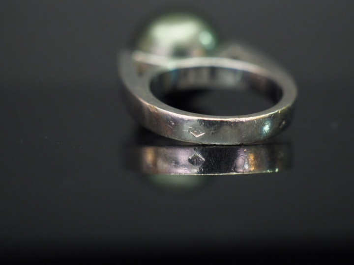 	Bague moderne en or blanc, sertie d’une perle grise de Tahiti.  La mo