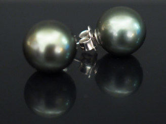 Vente aux enchères 	Paire de perces oreilles en or blanc, sertis d’une perle de Tahiti. D