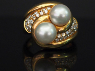 Vente aux enchères 	Bague dite « Toi   Moi » en or jaune, sertie de deux perles blanches 