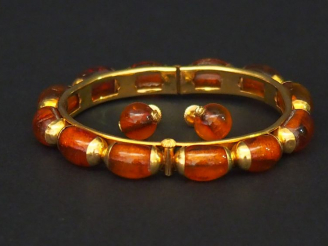 Vente aux enchères Parure en or jaune et ambre. Comprenant : - une paire de perces oreill