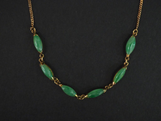 Vente aux enchères Collier en or jaune 14k, à décor de six médaillons sertis de jade en c