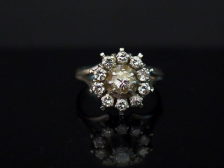 Vente aux enchères 	Bague en or blanc, sertie en son centre d’un diamant taille ancienne 