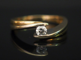 Vente aux enchères MODIANI Bague moderne deux tons d’or, sertie en son centre d’un diaman