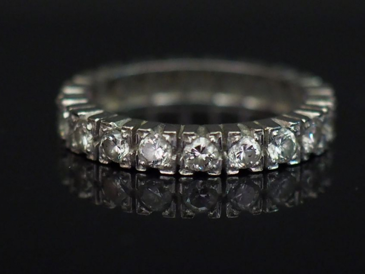 	Alliance américaine en platine, sertie de diamants. TDD. 50 Poids tel