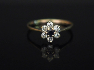 Vente aux enchères Petite bague de forme marguerite en or blanc, sertie en son centre d’u