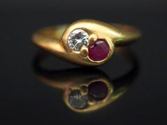 Vente aux enchères Bague dite « Toi   Moi » en or jaune, sertie d’un diamant et d’un rubi