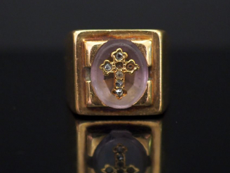 Vente aux enchères Bague chevalière en or jaune, sertie d’une améthyste (?), à décor d’un