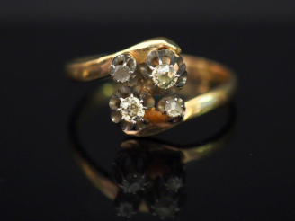 Vente aux enchères Bague en or jaune, sertie en son centre de quatre petits diamants tail