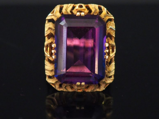 Vente aux enchères 	Bague en or jaune, sertie d’une améthyste. Jolie monture ajourée. TDD