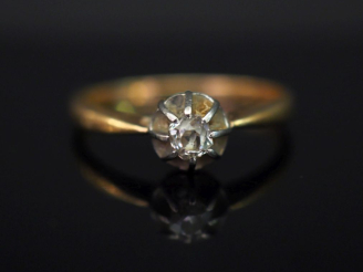 Vente aux enchères 	Bague solitaire en or jaune, sertie en son centre d’un petit diamant 