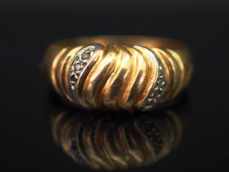 Vente aux enchères 	Bague en or jaune, à décor de cotes torses, sertie de petits éclats d