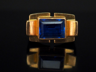 Vente aux enchères Bague tank en or jaune, sertie en son centre d’une pierre bleue. TDD. 