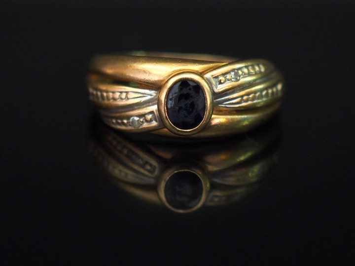 Bague en or jaune, sertie en son centre d’un saphir. Jolie monture sty
