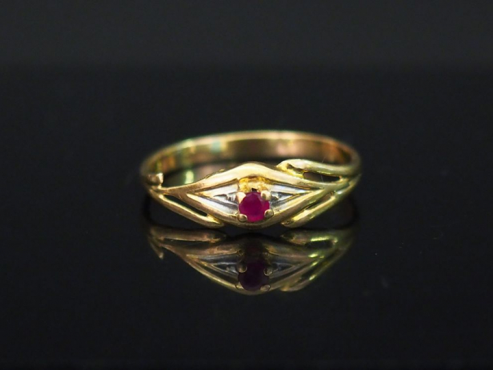 Bague en or jaune, sertie en son centre d’une pierre de couleur. TDD. 