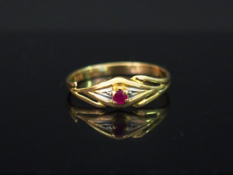 Vente aux enchères Bague en or jaune, sertie en son centre d’une pierre de couleur. TDD. 