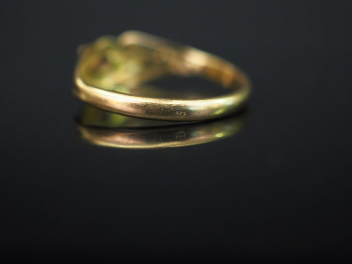 Bague en or jaune, sertie en son centre d’une pierre de couleur. TDD. 