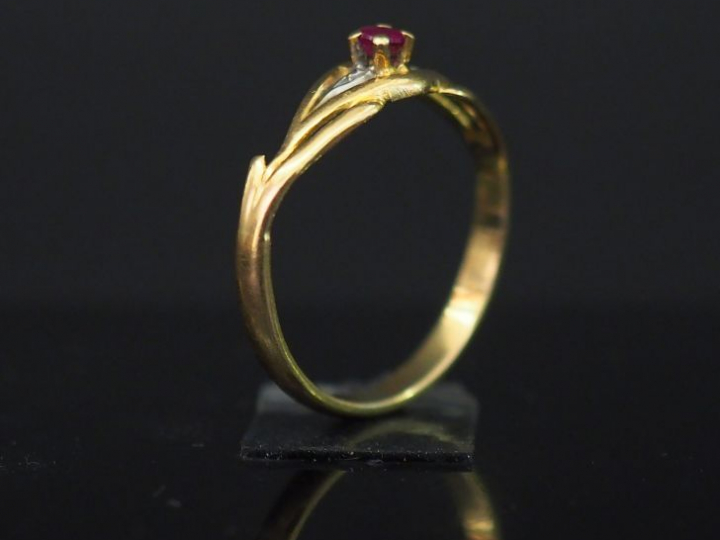 Bague en or jaune, sertie en son centre d’une pierre de couleur. TDD. 