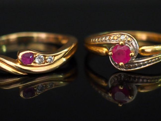 Ensemble comprenant :  - Petite bague tourbillon en or jaune, sertie e