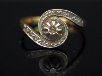 Vente aux enchères Bague tourbillon en or jaune, sertie en son centre d’un petit diamant.