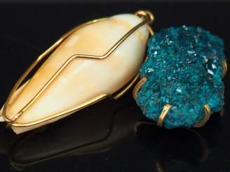 Vente aux enchères Ensemble comprenant : - un pendentif en or jaune 14k, serti d’un coqui