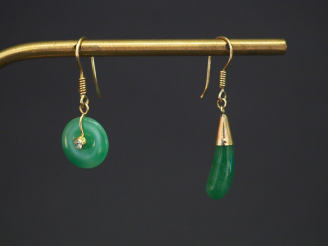 Vente aux enchères 	Ensemble comprenant deux différents boucles d’oreilles en or jaune 14