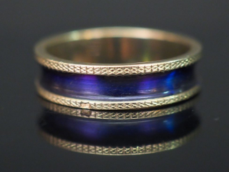 Vente aux enchères 	Bague jonc en or blanc et émail bleu nuit. TDD. 52 Poids tel. 3,18 g