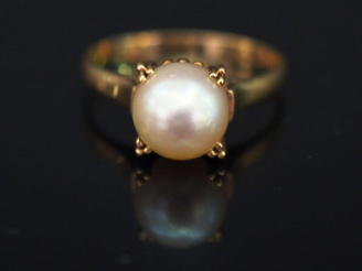 Vente aux enchères Bague en or jaune, sertie en son centre d’une perle blanche. TDD. 53 P