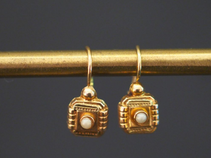	Paire de perces oreilles en or jaune, de forme carrée, sertis en leur