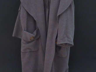 Vente aux enchères 	CHANEL  Ample manteau gris en alpaca (68%) et laine (32%). Important 