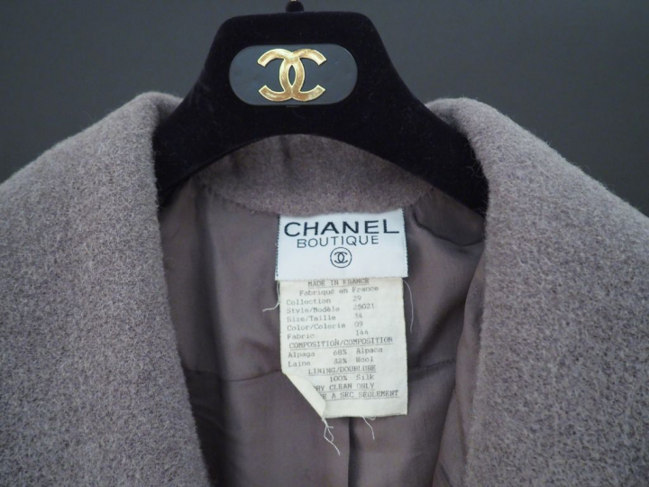 	CHANEL  Ample manteau gris en alpaca (68%) et laine (32%). Important 