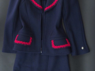 Vente aux enchères CHANEL Tailleur bleu marine comprenant une veste et une jupe en laine.