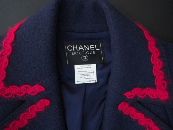 CHANEL Tailleur bleu marine comprenant une veste et une jupe en laine.