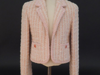 Vente aux enchères CHANEL Veste courte à col dans les tons roses et écru. Deux poches pla