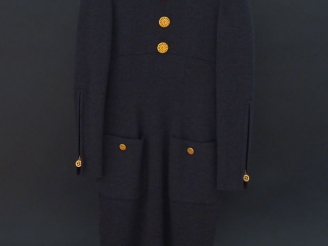 Vente aux enchères 	CHANEL Robe grise en laine à manches longues. Un rang de quatre médai