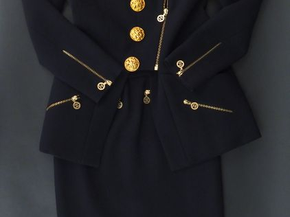 CHANEL Tailleur noir comprenant une jupe et une veste en laine.  Veste