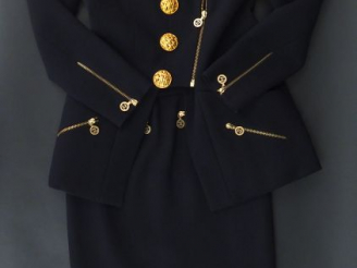 Vente aux enchères CHANEL Tailleur noir comprenant une jupe et une veste en laine.  Veste