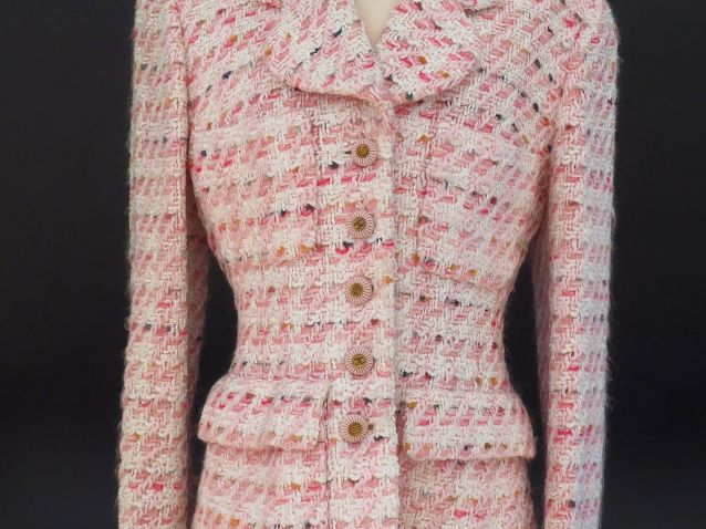 	CHANEL Veste à col en tweed rose et blanc.  Deux poches au niveau de 