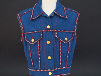 Vente aux enchères 	CHANEL Veste sans manche à col en coton, à décor d’un galon bleu, bla