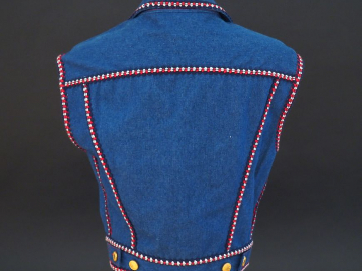 	CHANEL Veste sans manche à col en coton, à décor d’un galon bleu, bla