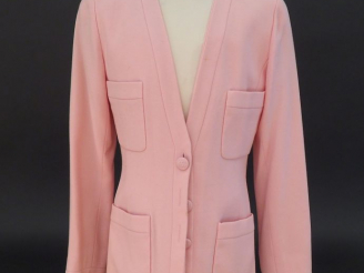 Vente aux enchères 	CHANEL Veste rose en laine. Ouverture par trois boutons. Quatre poche