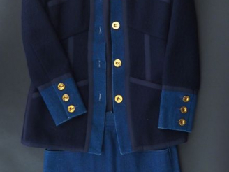 Vente aux enchères 	CHANEL Tailleur bleu en laine et coton comprenant une veste et une ju