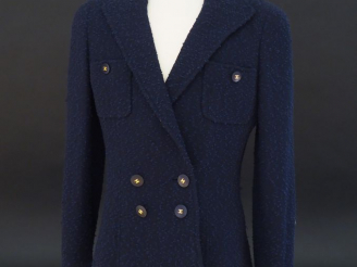 Vente aux enchères CHANEL Veste courte à col bleu marine. Deux poches au niveau de la poi